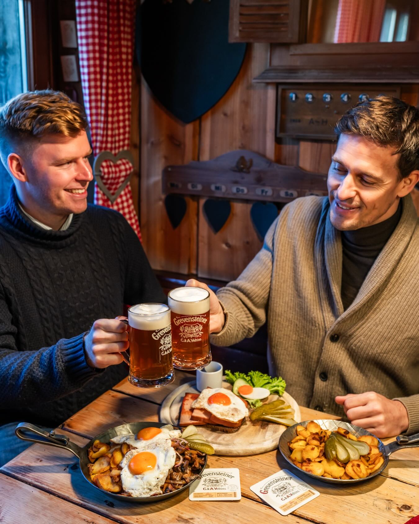 Beim Hüttenschmaus mit frisch gezapftem Grevensteiner läuten wir das Wochenende ein! @almhuette_schanze 🍻 #grevensteiner #landbier #grevensteinerbeer #wanderlust